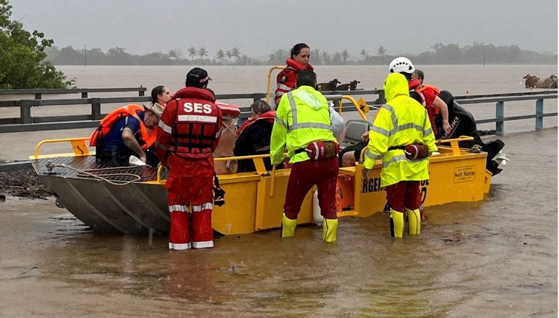 Pemandangan udara menunjukkan banjir akibat hujan lebat dan air mengalir melalui Sungai Barron, di Cairns, Queensland, Australia 18 Desember 2023 dalam tangkapan layar yang diperoleh dari video media sosial. (Brent Paterson/via REUTERS)