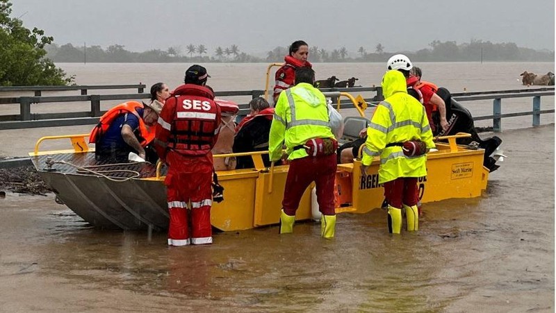 Pemandangan udara menunjukkan banjir akibat hujan lebat dan air mengalir melalui Sungai Barron, di Cairns, Queensland, Australia 18 Desember 2023 dalam tangkapan layar yang diperoleh dari video media sosial. (Brent Paterson/via REUTERS)