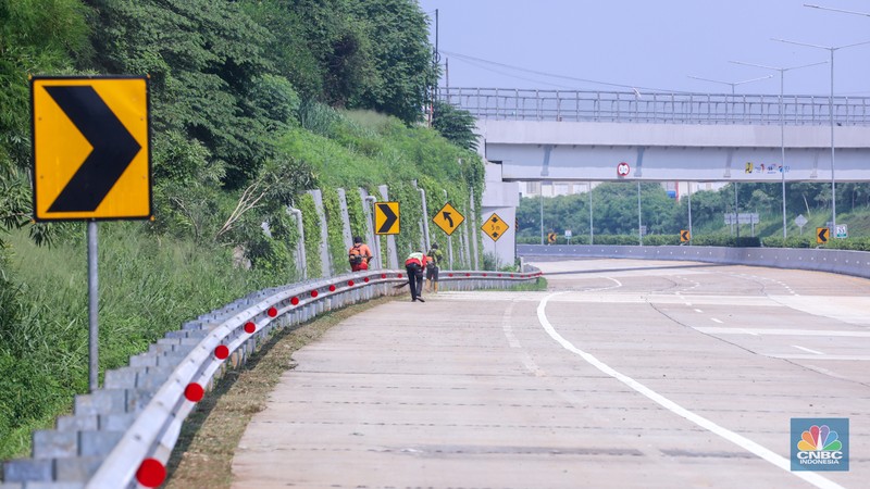 Jalan Tol Serpong-Cinere Seksi 2 atau segmen Pamulang-Cinere yang terhubung Jalan Tol Outer Ring Road atau JORR 2, Tangerang Selatan siap beroperasi fungsional selama periode Nataru tahun ini, Senin (18/12/2023). (CNBC Indonesia/Faisal Rahman) Jalan Tol Serpong-Cinere Seksi 2 atau segmen Pamulang-Cinere yang terhubung Jalan Tol Outer Ring Road atau JORR 2, Tangerang Selatan siap beroperasi fungsional selama periode Nataru tahun ini, Senin (18/12/2023). (CNBC Indonesia/Faisal Rahman)