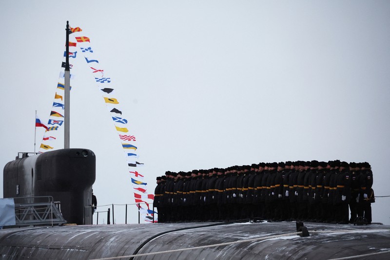 Kapal selam bertenaga nuklir saat upacara pengibaran bendera di pangkalan angkatan laut di kota utara Severodvinsk, Rusia. (via REUTERS/SPUTNIK) Kapal selam bertenaga nuklir saat upacara pengibaran bendera di pangkalan angkatan laut di kota utara Severodvinsk, Rusia. (via REUTERS/SPUTNIK)