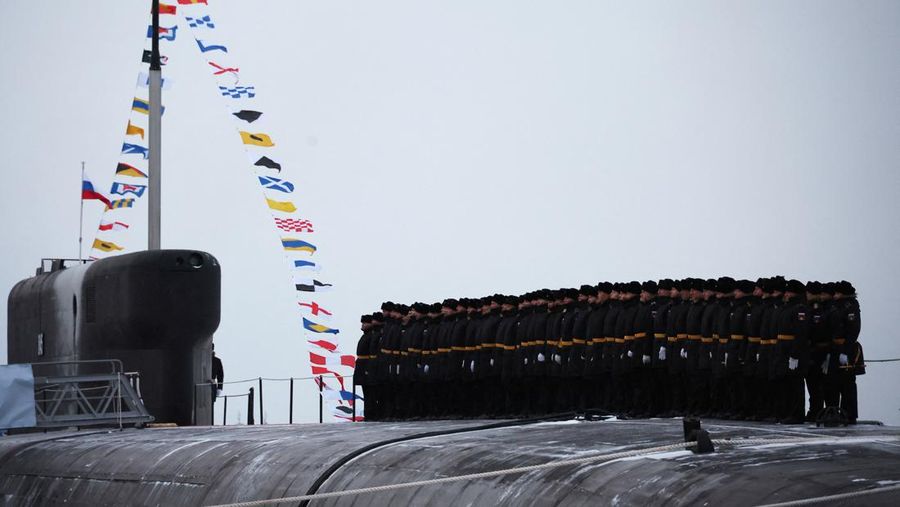 Kapal selam bertenaga nuklir saat upacara pengibaran bendera di pangkalan angkatan laut di kota utara Severodvinsk, Rusia. (via REUTERS/SPUTNIK)