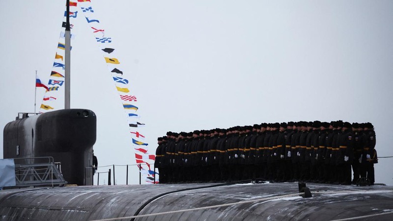 Kapal selam bertenaga nuklir saat upacara pengibaran bendera di pangkalan angkatan laut di kota utara Severodvinsk, Rusia. (via REUTERS/SPUTNIK)
