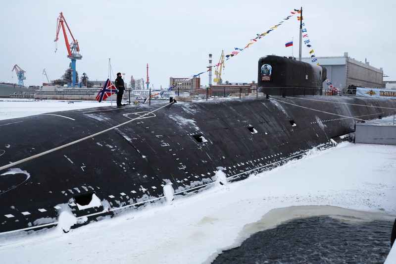 Kapal selam bertenaga nuklir saat upacara pengibaran bendera di pangkalan angkatan laut di kota utara Severodvinsk, Rusia. (via REUTERS/SPUTNIK) Kapal selam bertenaga nuklir saat upacara pengibaran bendera di pangkalan angkatan laut di kota utara Severodvinsk, Rusia. (via REUTERS/SPUTNIK)