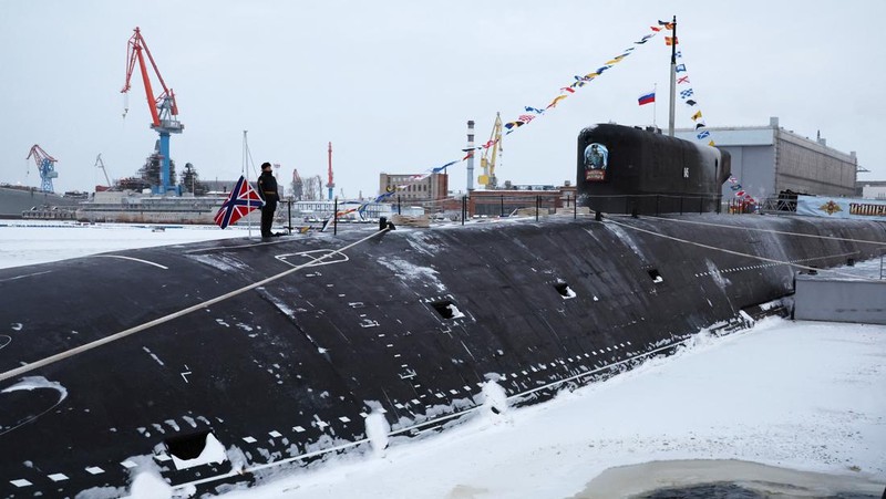 Kapal selam bertenaga nuklir saat upacara pengibaran bendera di pangkalan angkatan laut di kota utara Severodvinsk, Rusia. (via REUTERS/SPUTNIK)