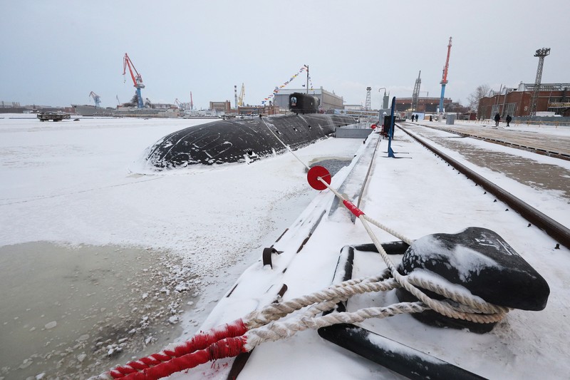 Kapal selam bertenaga nuklir saat upacara pengibaran bendera di pangkalan angkatan laut di kota utara Severodvinsk, Rusia. (via REUTERS/SPUTNIK) Kapal selam bertenaga nuklir saat upacara pengibaran bendera di pangkalan angkatan laut di kota utara Severodvinsk, Rusia. (via REUTERS/SPUTNIK)