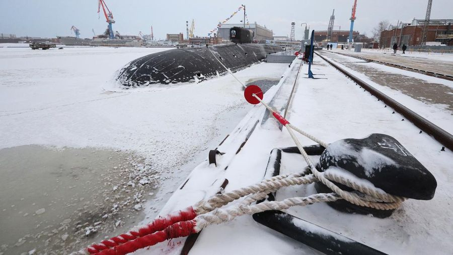 Kapal selam bertenaga nuklir saat upacara pengibaran bendera di pangkalan angkatan laut di kota utara Severodvinsk, Rusia. (via REUTERS/SPUTNIK)