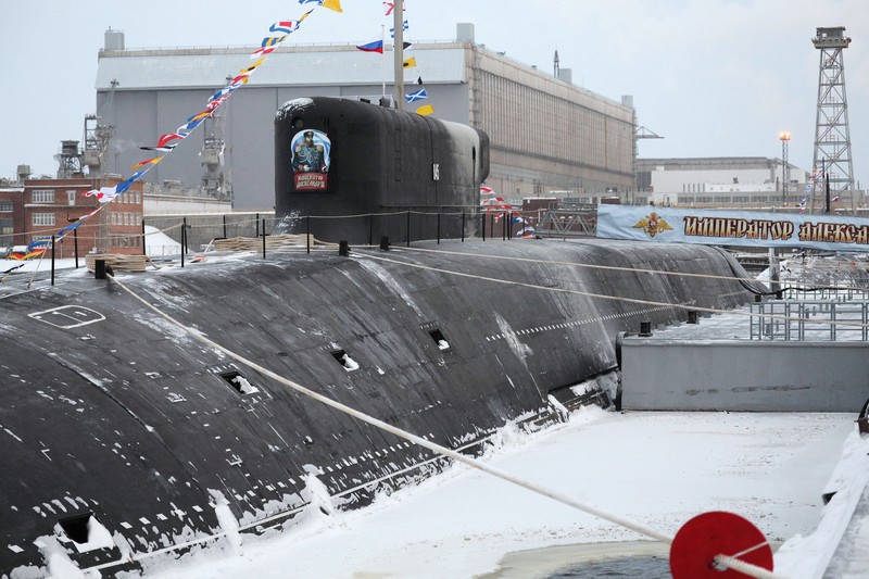 Kapal selam bertenaga nuklir saat upacara pengibaran bendera di pangkalan angkatan laut di kota utara Severodvinsk, Rusia. (via REUTERS/SPUTNIK) Kapal selam bertenaga nuklir saat upacara pengibaran bendera di pangkalan angkatan laut di kota utara Severodvinsk, Rusia. (via REUTERS/SPUTNIK)