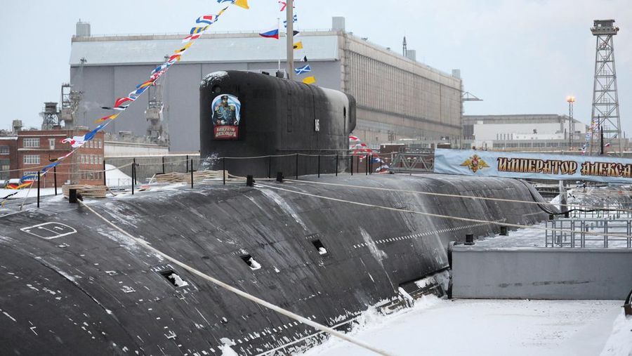 Kapal selam bertenaga nuklir saat upacara pengibaran bendera di pangkalan angkatan laut di kota utara Severodvinsk, Rusia. (via REUTERS/SPUTNIK)