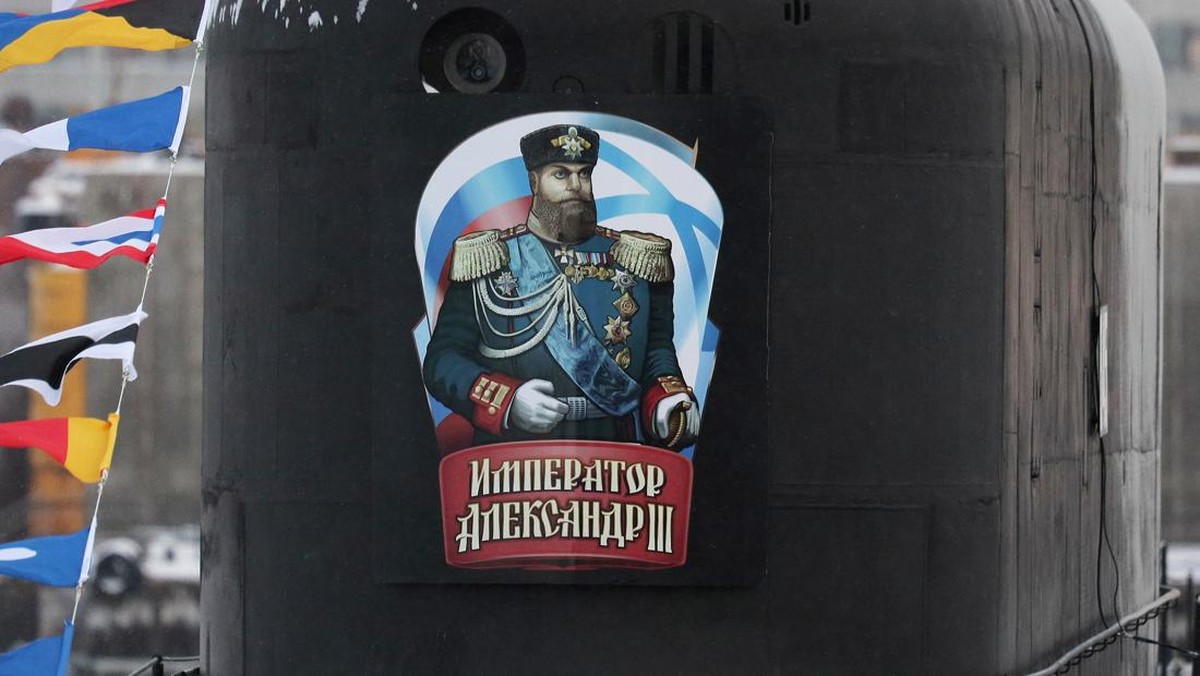 kapal-selam-bertenaga-nuklir-saat-upacara-pengibaran-bendera-di-pangkalan-angkatan-laut-di-kota-utara-severodvinsk-rusia-via-r-5_169 Siaga Perang Nuklir, Alexander 3 Rusia Lintasi Bawah Arktik Dekati AS