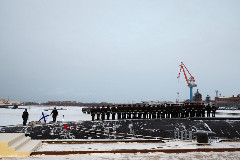Kapal selam bertenaga nuklir saat upacara pengibaran bendera di pangkalan angkatan laut di kota utara Severodvinsk, Rusia. (via REUTERS/SPUTNIK) Kapal selam bertenaga nuklir saat upacara pengibaran bendera di pangkalan angkatan laut di kota utara Severodvinsk, Rusia. (via REUTERS/SPUTNIK)