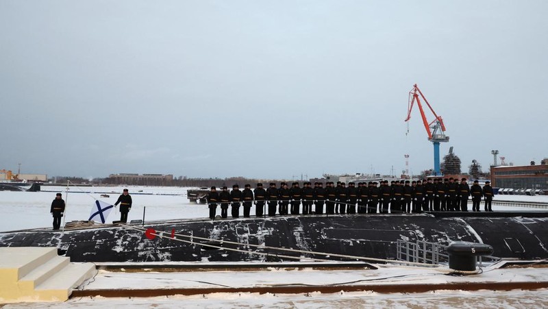 Kapal selam bertenaga nuklir saat upacara pengibaran bendera di pangkalan angkatan laut di kota utara Severodvinsk, Rusia. (via REUTERS/SPUTNIK)
