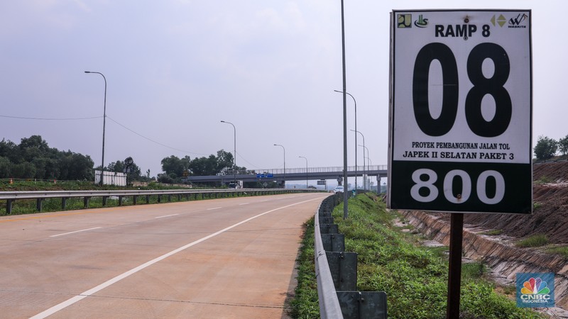 Kendaraan roda empat melintasi ruas Tol Jakarta Cikampek II Selatan (Japek II Selatan), Purwakarta, Jawa Barat, Senin (18/12/2023). (CNBC Indonesia/Faisal Rahman)