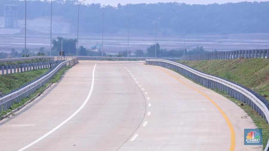 Kendaraan roda empat melintasi ruas Tol Jakarta Cikampek II Selatan (Japek II Selatan), Purwakarta, Jawa Barat, Senin (18/12/2023). (CNBC Indonesia/Faisal Rahman)