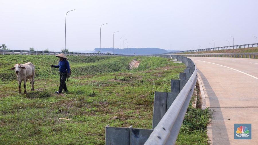 Kendaraan roda empat melintasi ruas Tol Jakarta Cikampek II Selatan (Japek II Selatan), Purwakarta, Jawa Barat, Senin (18/12/2023). (CNBC Indonesia/Faisal Rahman)