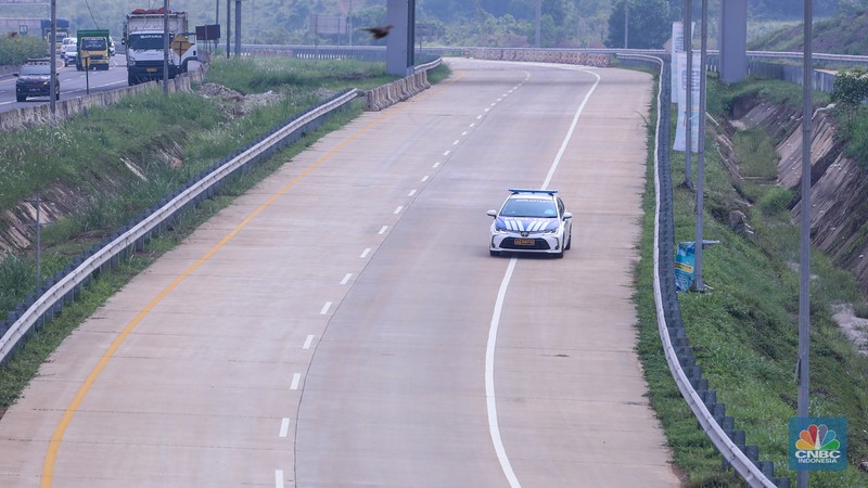 Kendaraan roda empat melintasi ruas Tol Jakarta Cikampek II Selatan (Japek II Selatan), Purwakarta, Jawa Barat, Senin (18/12/2023). (CNBC Indonesia/Faisal Rahman)