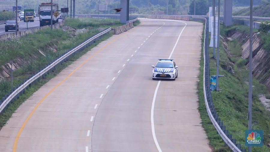 Kendaraan roda empat melintasi ruas Tol Jakarta Cikampek II Selatan (Japek II Selatan), Purwakarta, Jawa Barat, Senin (18/12/2023). (CNBC Indonesia/Faisal Rahman)