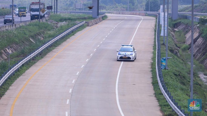 Kendaraan roda empat melintasi ruas Tol Jakarta Cikampek II Selatan (Japek II Selatan), Purwakarta, Jawa Barat, Senin (18/12/2023). (CNBC Indonesia/Faisal Rahman)
