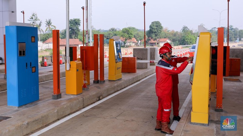 Kendaraan roda empat melintasi ruas Tol Jakarta Cikampek II Selatan (Japek II Selatan), Purwakarta, Jawa Barat, Senin (18/12/2023). (CNBC Indonesia/Faisal Rahman)