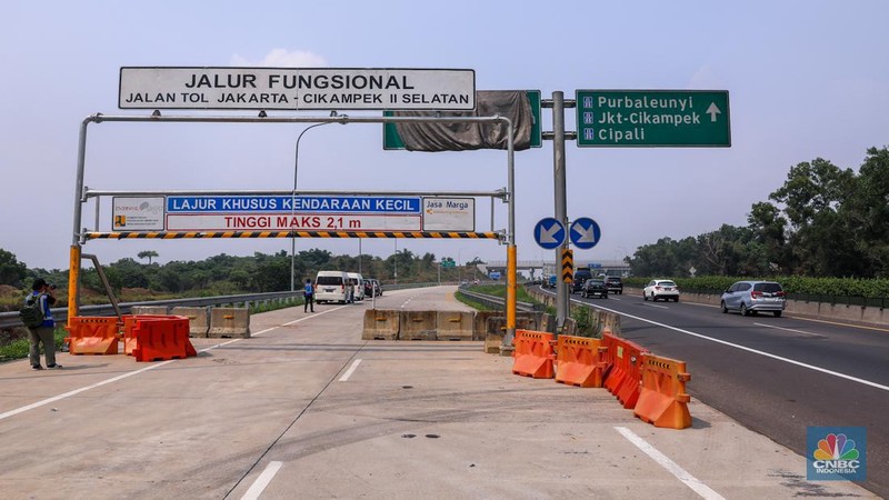 Kendaraan roda empat melintasi ruas Tol Jakarta Cikampek II Selatan (Japek II Selatan), Purwakarta, Jawa Barat, Senin (18/12/2023). (CNBC Indonesia/Faisal Rahman)