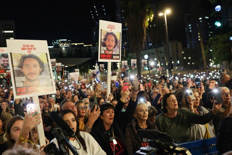 Foto udara menujukkan, Ratusan kerabat dan pendukung berunjuk rasa untuk pembebasan sandera yang diculik kelompok Hamas di Tel Aviv, Israel, Sabtu (16/12/2023). (REUTERS/Amir Goldstein)