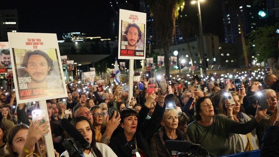 Kerabat dan pendukung berunjuk rasa untuk pembebasan sandera yang diculik kelompok Hamas di Tel Aviv, Israel, Sabtu (16/12/2023). (REUTERS/Violeta Santos Moura)