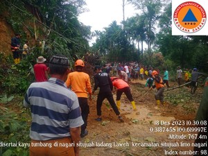 Banjir dan Longsor Terjang Lima Puluh Kota, Lalin Macet 6 Km