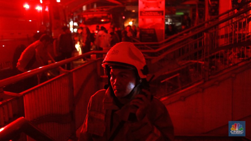 Kondisi suasana pengunjung berhamburan di luar mal Blok M Square, Jakarta Selatan, Senin, (18/12/2023). (CNBC Indonesia/Muhammad Sabki)