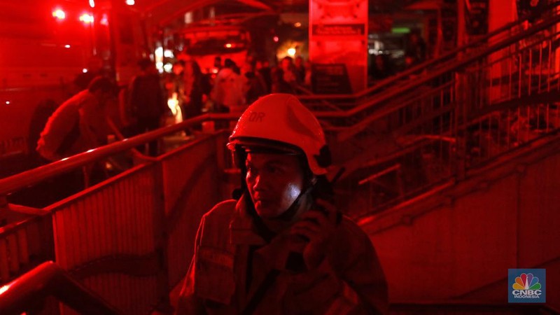 Kondisi suasana pengunjung berhamburan di luar mal Blok M Square, Jakarta Selatan, Senin, (18/12/2023). (CNBC Indonesia/Muhammad Sabki)