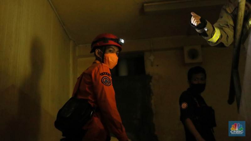Kondisi suasana pengunjung berhamburan di luar mal Blok M Square, Jakarta Selatan, Senin, (18/12/2023). Kondisi suasana pengunjung berhamburan di luar mal Blok M Square, Jakarta Selatan, Senin, (18/12/2023). (CNBC Indonesia/Muhammad Sabki)