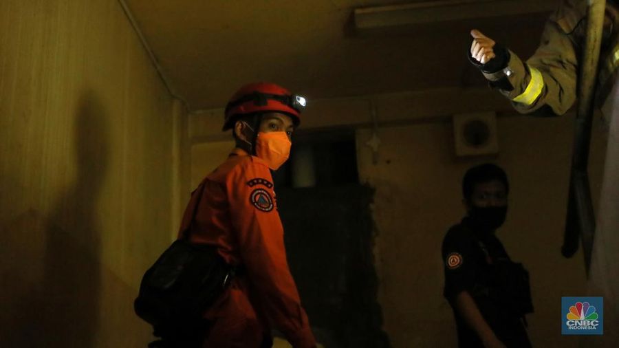 Kondisi suasana pengunjung berhamburan di luar mal Blok M Square, Jakarta Selatan, Senin, (18/12/2023). (CNBC Indonesia/Muhammad Sabki)