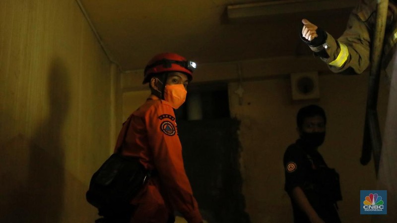 Kondisi suasana pengunjung berhamburan di luar mal Blok M Square, Jakarta Selatan, Senin, (18/12/2023). (CNBC Indonesia/Muhammad Sabki)