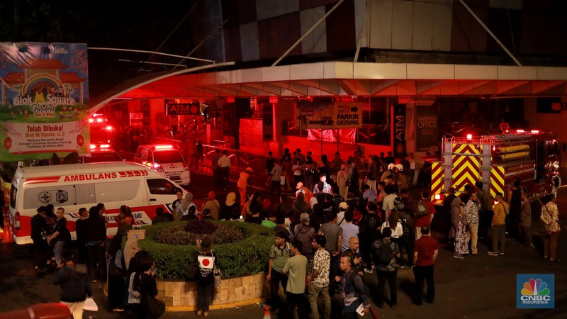 Kondisi suasana pengunjung berhamburan di luar mal Blok M Square, Jakarta Selatan, Senin, (18/12/2023). Kondisi suasana pengunjung berhamburan di luar mal Blok M Square, Jakarta Selatan, Senin, (18/12/2023). (CNBC Indonesia/Muhammad Sabki)
