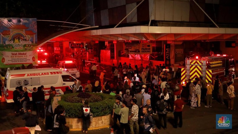 Kondisi suasana pengunjung berhamburan di luar mal Blok M Square, Jakarta Selatan, Senin, (18/12/2023). (CNBC Indonesia/Muhammad Sabki)