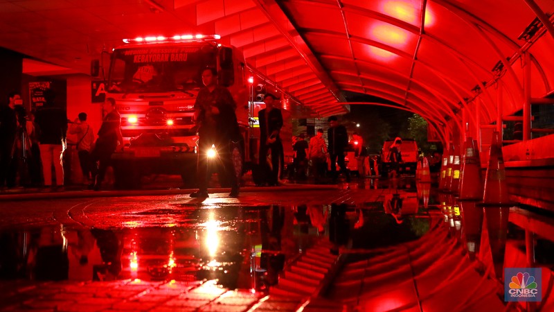 Kondisi suasana pengunjung berhamburan di luar mal Blok M Square, Jakarta Selatan, Senin, (18/12/2023). Kondisi suasana pengunjung berhamburan di luar mal Blok M Square, Jakarta Selatan, Senin, (18/12/2023). (CNBC Indonesia/Muhammad Sabki)