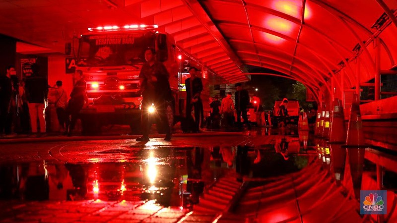 Kondisi suasana pengunjung berhamburan di luar mal Blok M Square, Jakarta Selatan, Senin, (18/12/2023). (CNBC Indonesia/Muhammad Sabki)