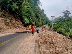 2 Titik Jalan di Taput Longsor, 1 Truk Terguling ke Jurang