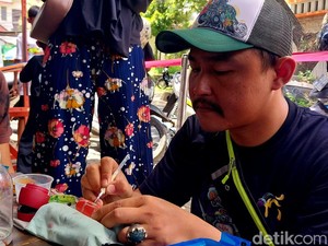 Ngalam Mbois: Telaten Lukis Diecast Mobil, Karya Rizal Banyak Dilirik Bule