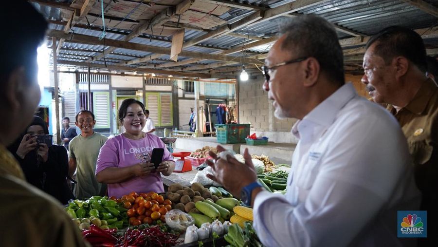 Menteri Perdagangan (Mendag) Zulkifli Hasan mengecek harga bapok di Pasar Pagi Kabupaten Sambas, Kalimantan Barat. (CNBC Indonesia/Martyasari Rizky)