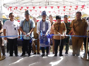 Kebut Pembangunan di Perbatasan, Zulhas Resmikan Pasar Rakyat di Sambas