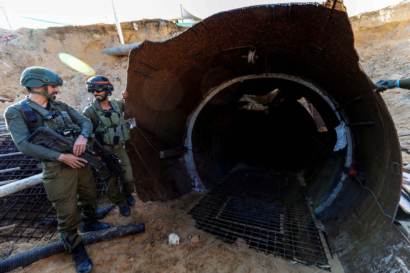 Militer Israel mengklaim telah menemukan terowongan beton dan besi berukuran sangat besar yang dikatakan bisa dilalui kendaraan pengangkut pejuang militan dari Gaza sampai ke perbatasan. (REUTERS/Amir Cohen) Militer Israel mengklaim telah menemukan terowongan beton dan besi berukuran sangat besar yang dikatakan bisa dilalui kendaraan pengangkut pejuang militan dari Gaza sampai ke perbatasan. (REUTERS/Amir Cohen)