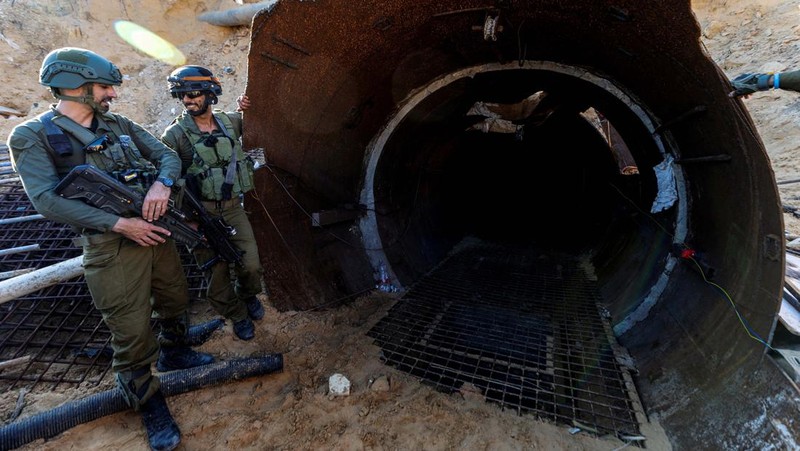 Militer Israel mengklaim telah menemukan terowongan beton dan besi berukuran sangat besar yang dikatakan bisa dilalui kendaraan pengangkut pejuang militan dari Gaza sampai ke perbatasan. (REUTERS/Amir Cohen)