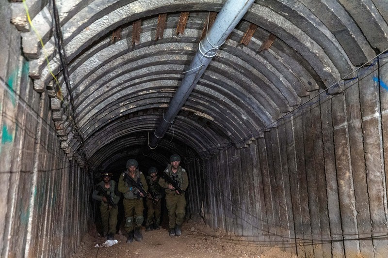 Militer Israel mengklaim telah menemukan terowongan beton dan besi berukuran sangat besar yang dikatakan bisa dilalui kendaraan pengangkut pejuang militan dari Gaza sampai ke perbatasan. (REUTERS/Amir Cohen) Militer Israel mengklaim telah menemukan terowongan beton dan besi berukuran sangat besar yang dikatakan bisa dilalui kendaraan pengangkut pejuang militan dari Gaza sampai ke perbatasan. (REUTERS/Amir Cohen)