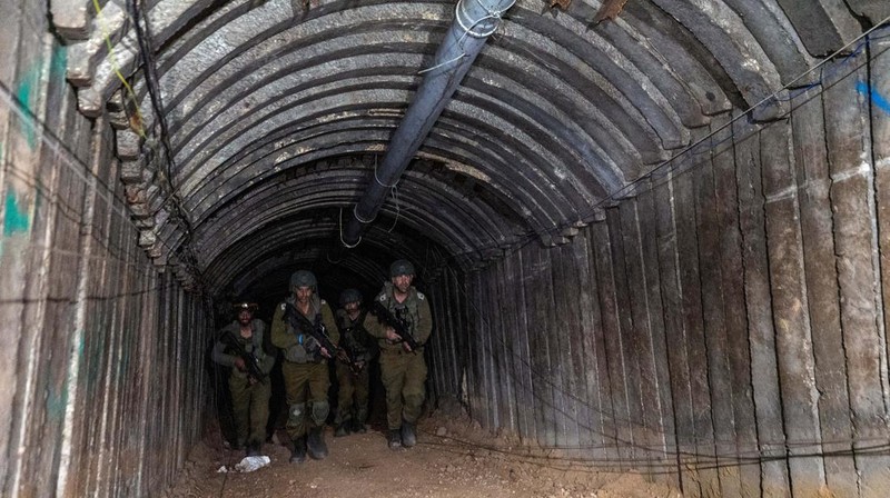 Militer Israel mengklaim telah menemukan terowongan beton dan besi berukuran sangat besar yang dikatakan bisa dilalui kendaraan pengangkut pejuang militan dari Gaza sampai ke perbatasan. (REUTERS/Amir Cohen)