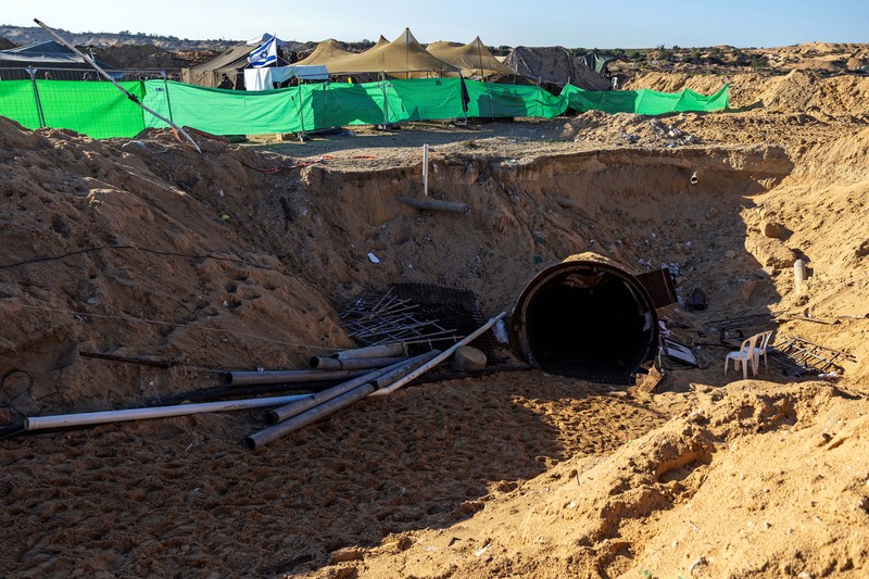 Militer Israel mengklaim telah menemukan terowongan beton dan besi berukuran sangat besar yang dikatakan bisa dilalui kendaraan pengangkut pejuang militan dari Gaza sampai ke perbatasan. (REUTERS/Amir Cohen) Militer Israel mengklaim telah menemukan terowongan beton dan besi berukuran sangat besar yang dikatakan bisa dilalui kendaraan pengangkut pejuang militan dari Gaza sampai ke perbatasan. (REUTERS/Amir Cohen)
