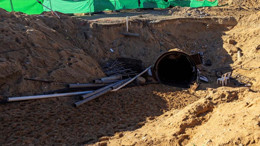 Militer Israel mengklaim telah menemukan terowongan beton dan besi berukuran sangat besar yang dikatakan bisa dilalui kendaraan pengangkut pejuang militan dari Gaza sampai ke perbatasan. (REUTERS/Amir Cohen)