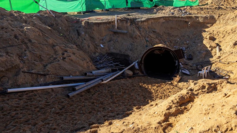 Militer Israel mengklaim telah menemukan terowongan beton dan besi berukuran sangat besar yang dikatakan bisa dilalui kendaraan pengangkut pejuang militan dari Gaza sampai ke perbatasan. (REUTERS/Amir Cohen)