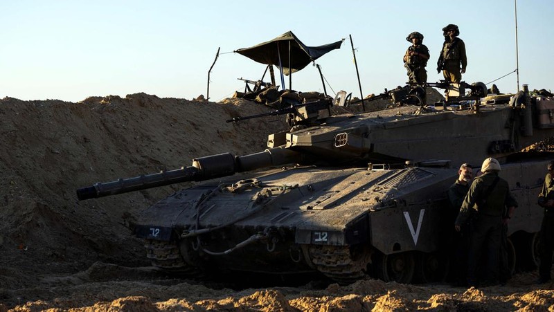 Militer Israel mengklaim telah menemukan terowongan beton dan besi berukuran sangat besar yang dikatakan bisa dilalui kendaraan pengangkut pejuang militan dari Gaza sampai ke perbatasan. (REUTERS/Amir Cohen)