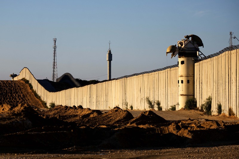 Militer Israel mengklaim telah menemukan terowongan beton dan besi berukuran sangat besar yang dikatakan bisa dilalui kendaraan pengangkut pejuang militan dari Gaza sampai ke perbatasan. (REUTERS/Amir Cohen) Militer Israel mengklaim telah menemukan terowongan beton dan besi berukuran sangat besar yang dikatakan bisa dilalui kendaraan pengangkut pejuang militan dari Gaza sampai ke perbatasan. (REUTERS/Amir Cohen)