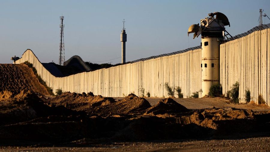 Militer Israel mengklaim telah menemukan terowongan beton dan besi berukuran sangat besar yang dikatakan bisa dilalui kendaraan pengangkut pejuang militan dari Gaza sampai ke perbatasan. (REUTERS/Amir Cohen)