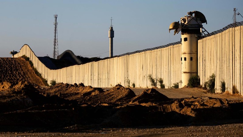 Militer Israel mengklaim telah menemukan terowongan beton dan besi berukuran sangat besar yang dikatakan bisa dilalui kendaraan pengangkut pejuang militan dari Gaza sampai ke perbatasan. (REUTERS/Amir Cohen)
